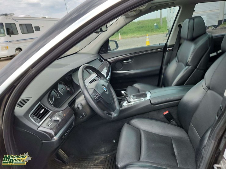2013-bmw-5-series-550i-gt-xdrive-4dr-sedan-image-13