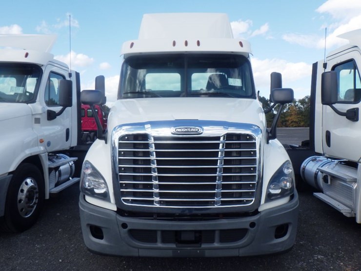 2018-freightliner-cascadia-125-image-2