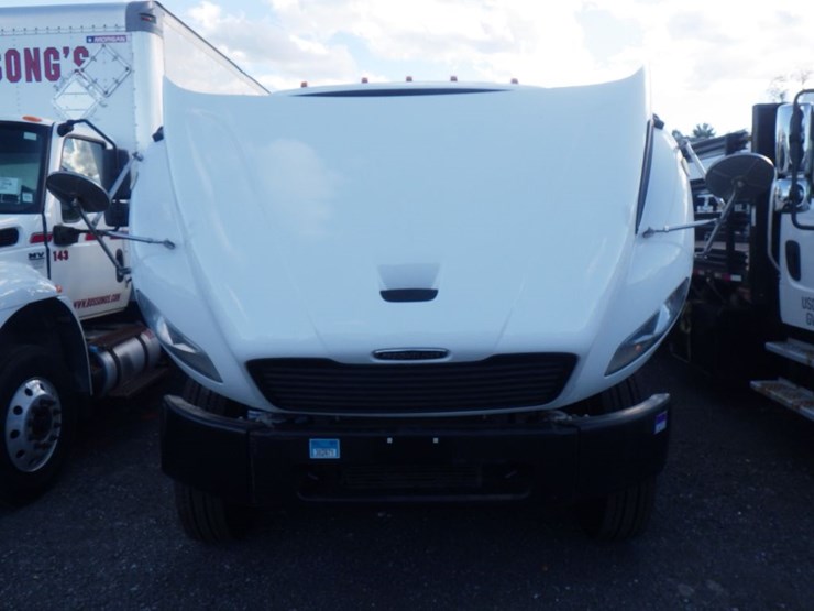 2020-freightliner-m2-106-image-15