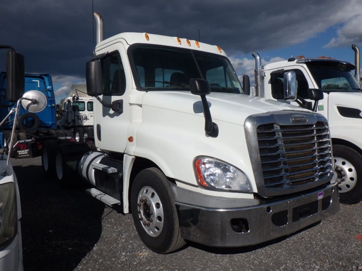 2015-freightliner-cascadia-113-image-3