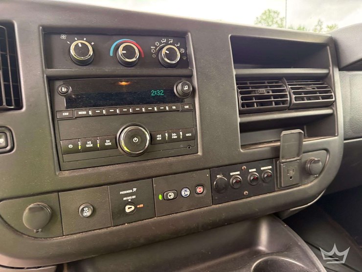 2018-chevrolet-express-2500-image-16