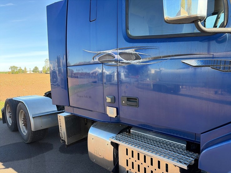 #1849-•-2015-volvo-vnl62-sleeper-cab-truck-tractor-image-14