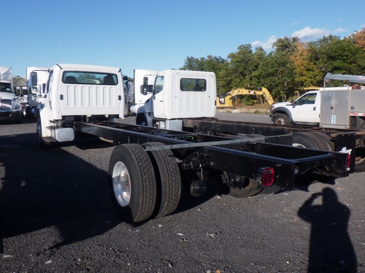 2018-freightliner-m2-106-image-7