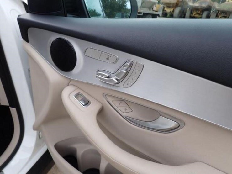 2018-mercedes-benz-glc300-image-32