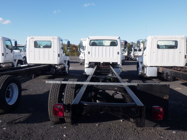 2018-freightliner-m2-106-image-6