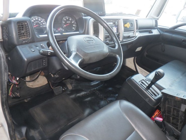 2018-hino-268-image-12