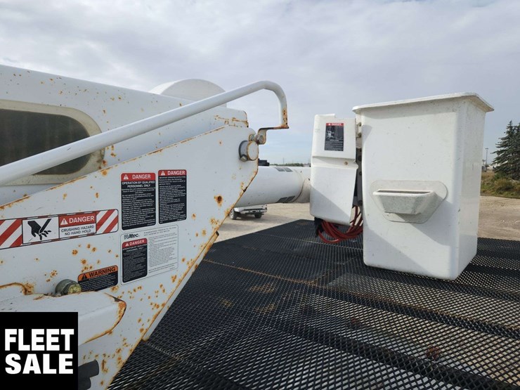 2016-freightliner-m2-106-image-35