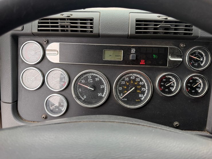 #1669-•-2009-freightliner-cascadia-sleeper-cab-truck-tractor-image-53