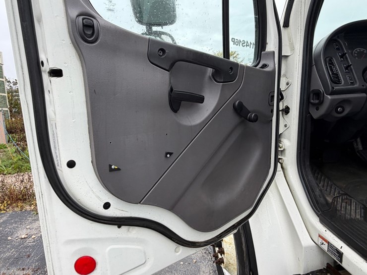 #1667-•-2016-freightliner-m2-cab-and-chassis-image-34