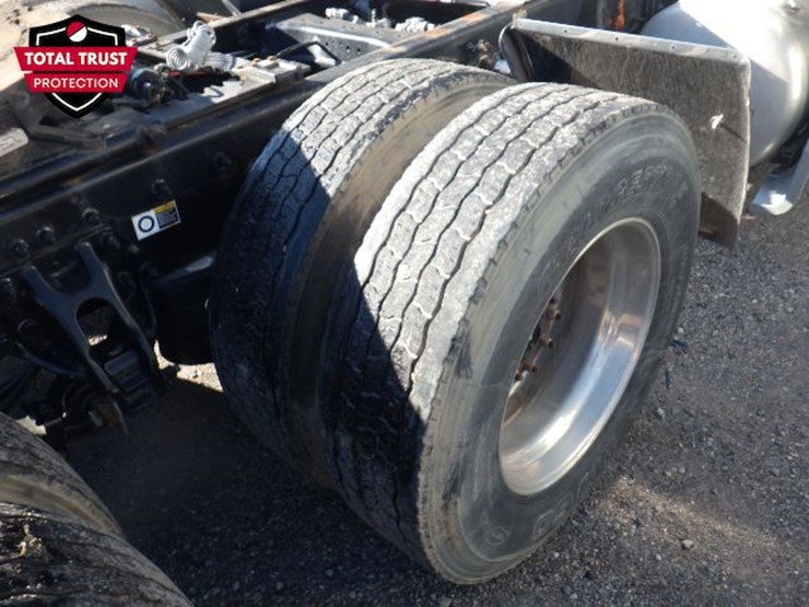 2019-peterbilt-579-image-8