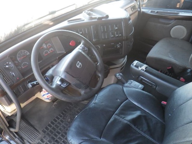 2016-volvo-vnl780-image-21