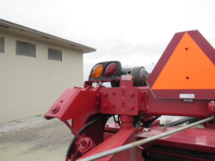 2019-new-holland-210-image-14