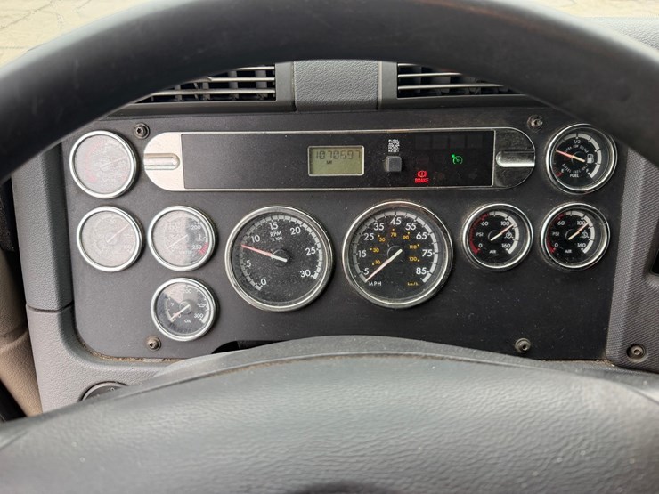 #1669-•-2009-freightliner-cascadia-sleeper-cab-truck-tractor-image-50