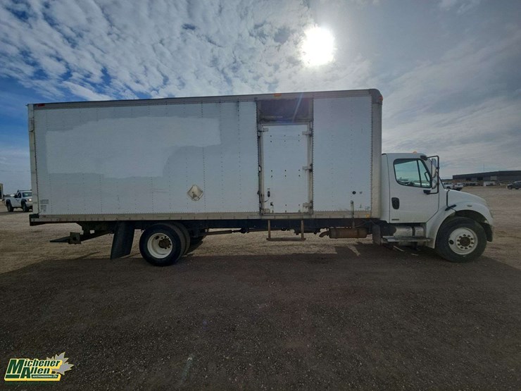 2005-freightliner-m2-106-image-19