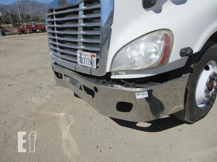 2013-freightliner-cascadia-125-image-28