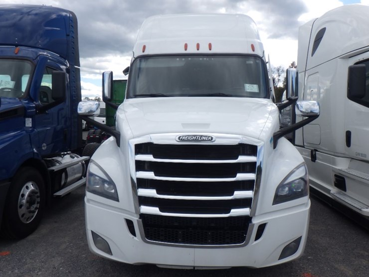 2022-freightliner-cascadia-126-image-2