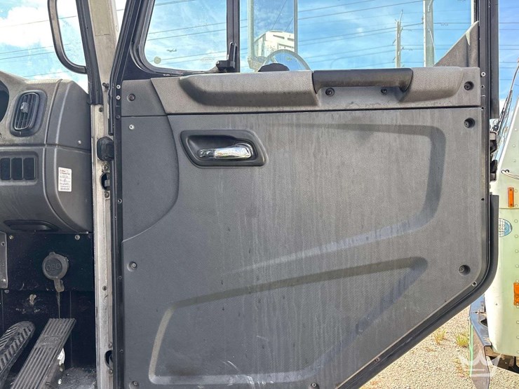 2019-peterbilt-520-image-7