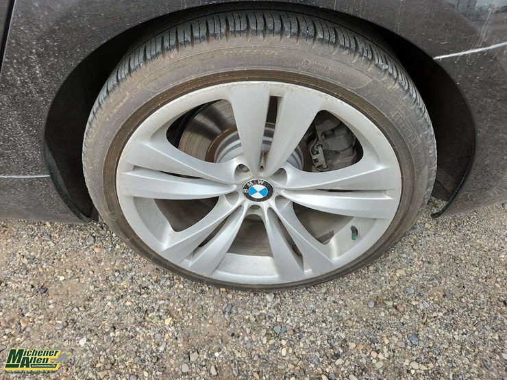 2013-bmw-5-series-550i-gt-xdrive-4dr-sedan-image-10