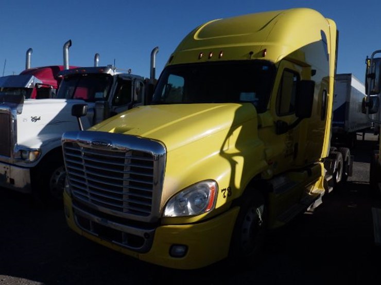 2010-freightliner-cascadia-125-image-1