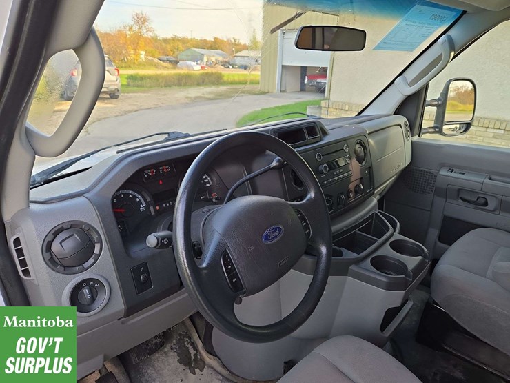 2013-ford-cargo-image-17