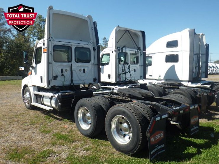 2021-freightliner-cascadia-126-image-13