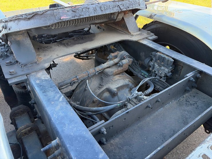 #1849-•-2015-volvo-vnl62-sleeper-cab-truck-tractor-image-22