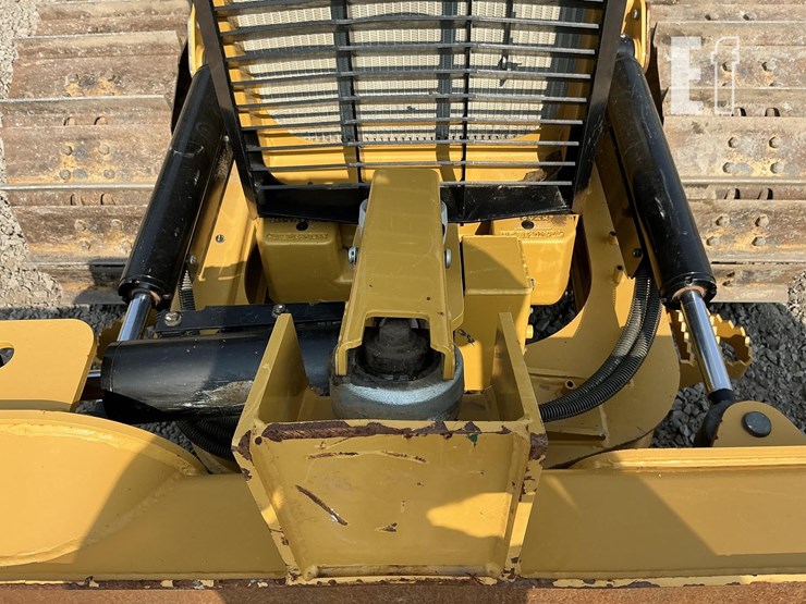 2023-caterpillar-d1-image-12