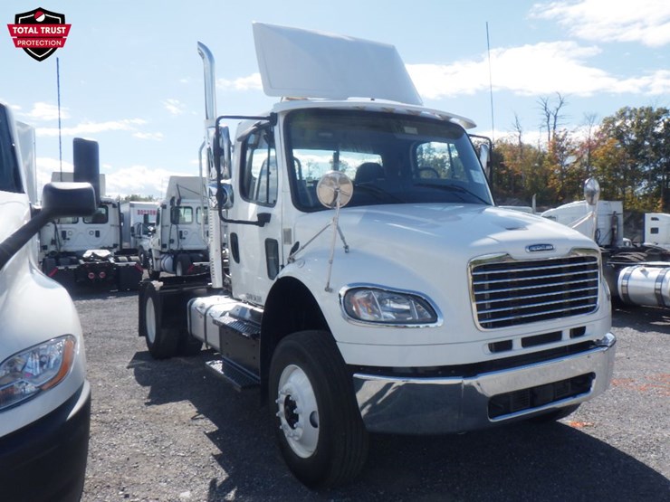 2021-freightliner-m2-106-image-3