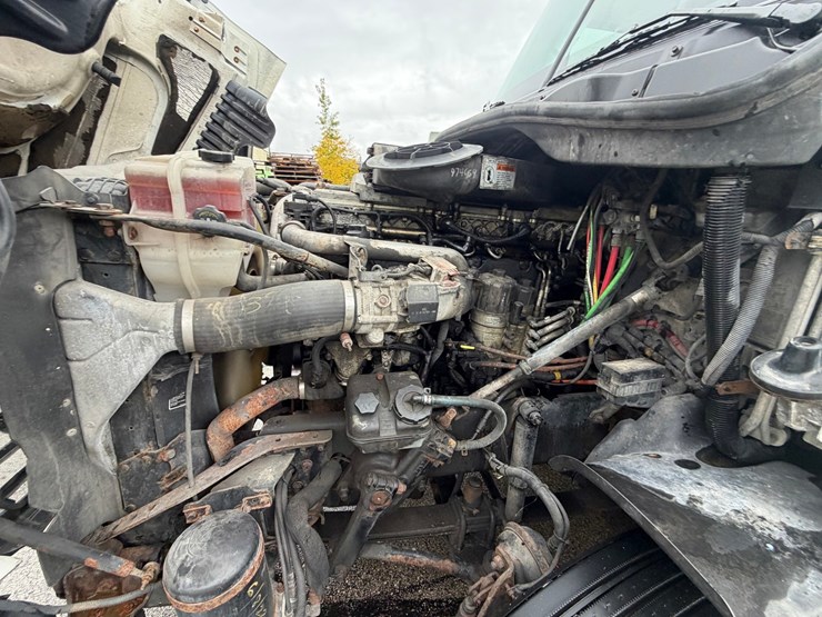 #1669-•-2009-freightliner-cascadia-sleeper-cab-truck-tractor-image-58