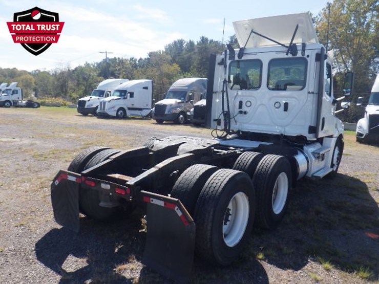 2020-freightliner-cascadia-126-image-10