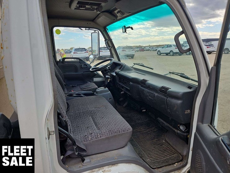 2006-isuzu-npr-image-12