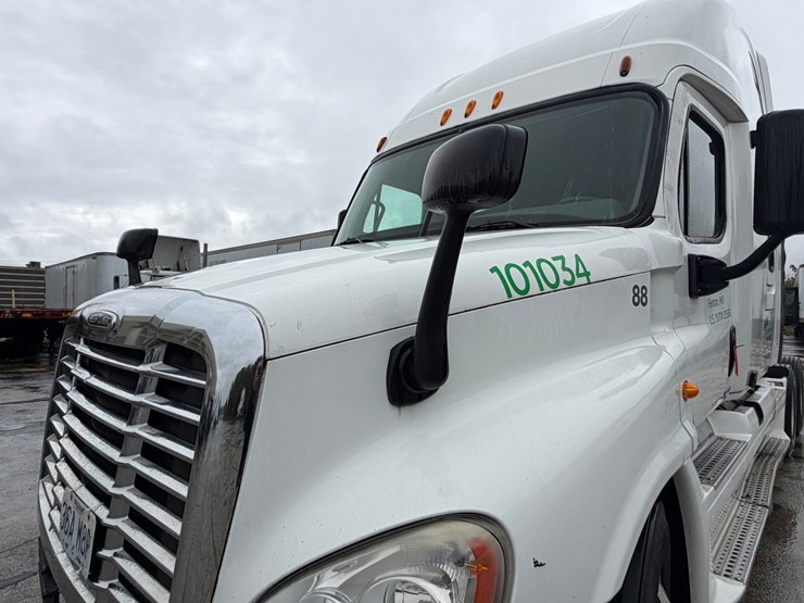 #1669-•-2009-freightliner-cascadia-sleeper-cab-truck-tractor-image-10