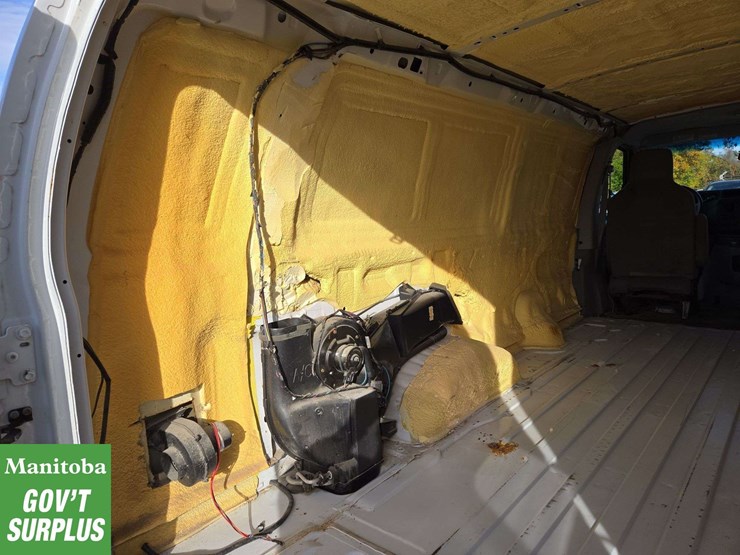 2013-ford-cargo-image-23