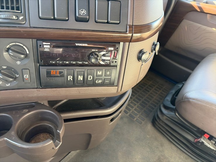 #1849-•-2015-volvo-vnl62-sleeper-cab-truck-tractor-image-56
