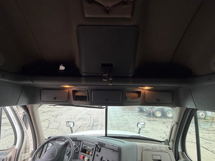 #1669-•-2009-freightliner-cascadia-sleeper-cab-truck-tractor-image-56