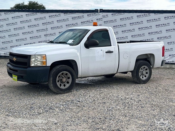 2013-chevrolet-silverado-1500-image-1