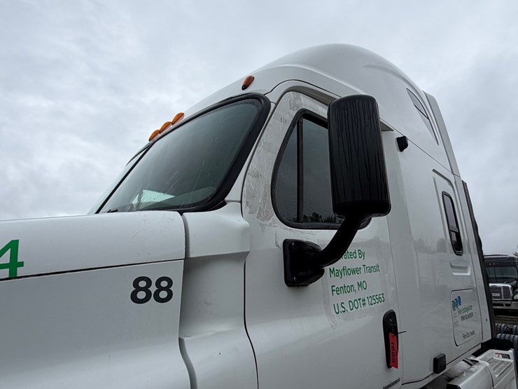 #1669-•-2009-freightliner-cascadia-sleeper-cab-truck-tractor-image-12