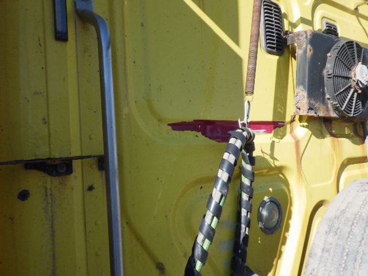 2010-freightliner-cascadia-125-image-20