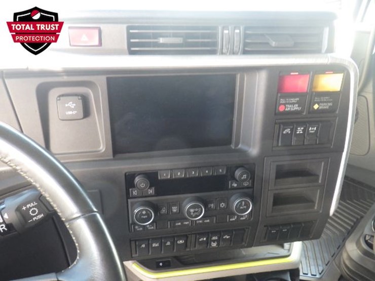 2025-volvo-vnl860-image-17