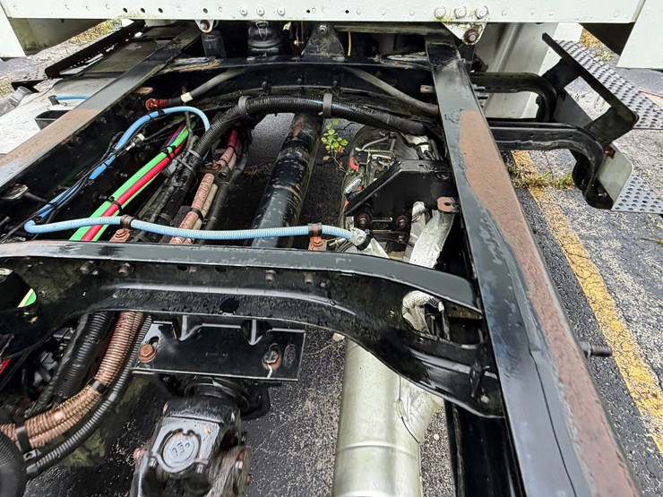 #1667-•-2016-freightliner-m2-cab-and-chassis-image-31