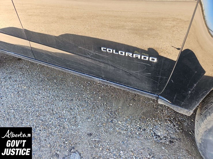 2022-chevrolet-colorado-image-24