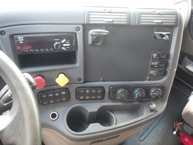 2018-freightliner-cascadia-125-image-18