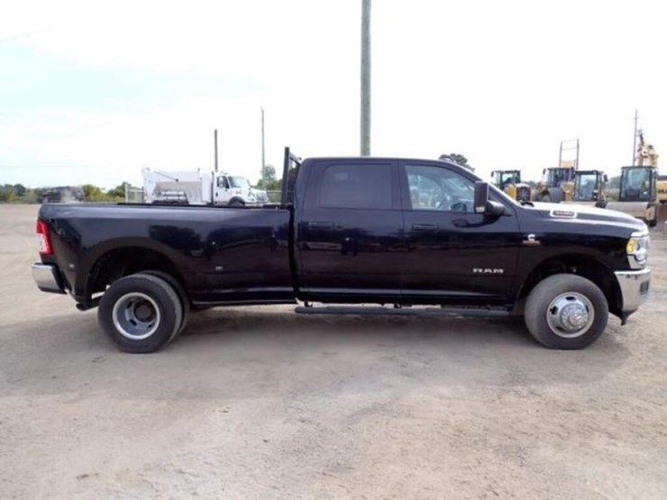 2019-dodge-ram-3500-image-4