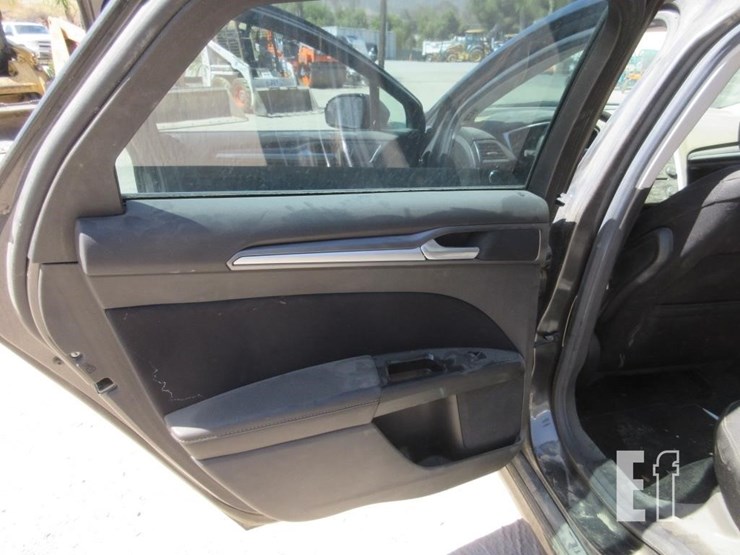 2016-ford-fusion-se-image-13