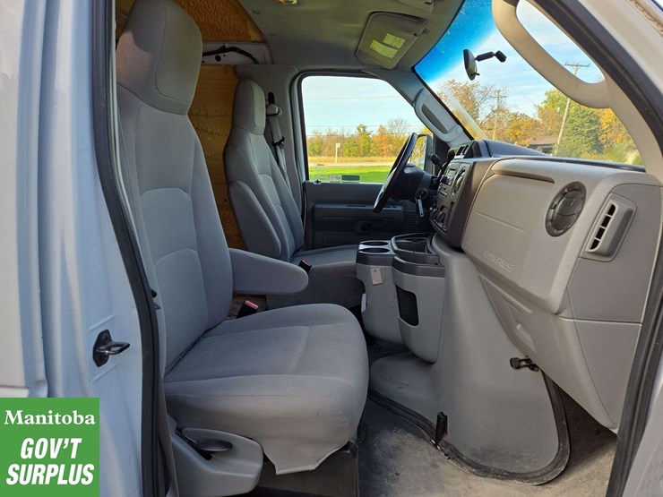 2013-ford-cargo-image-28