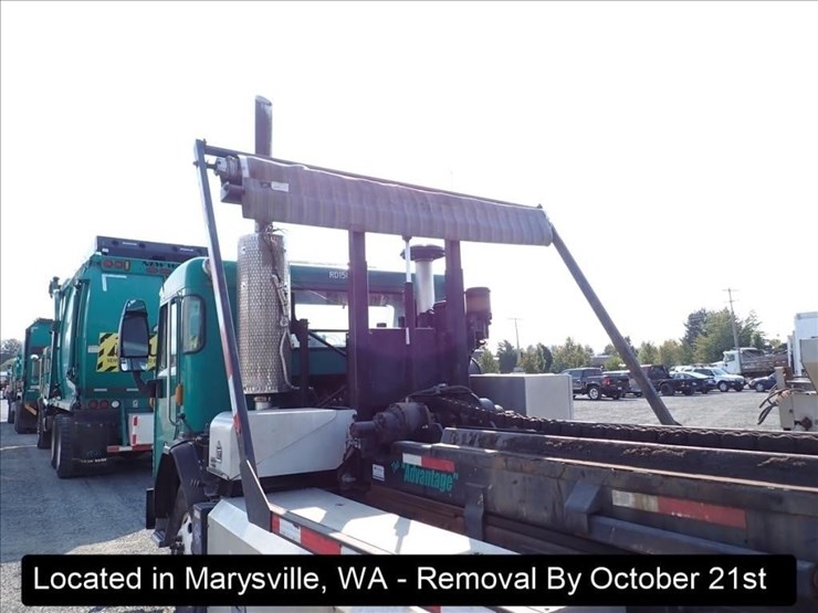 2016-peterbilt-320-image-5