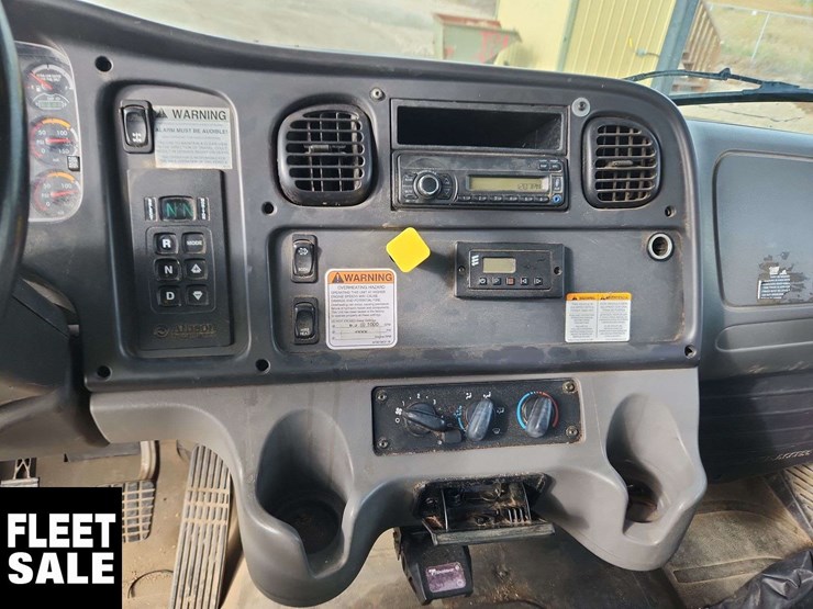 2016-freightliner-m2-106-image-19