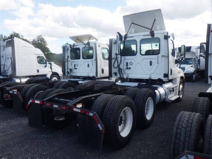 2018-freightliner-cascadia-125-image-7