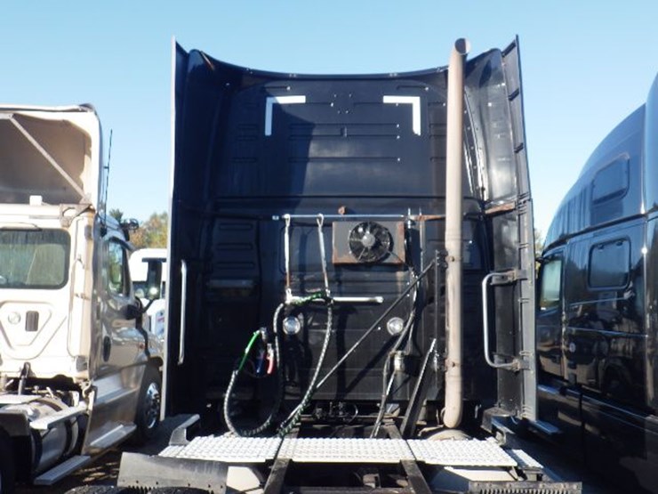2016-volvo-vnl780-image-16