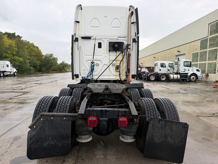 #1669-•-2009-freightliner-cascadia-sleeper-cab-truck-tractor-image-4